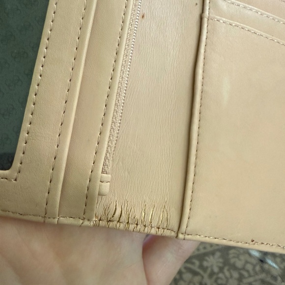 Guess Wallet-Fair condition, leather creasing - Picture 5 of 5